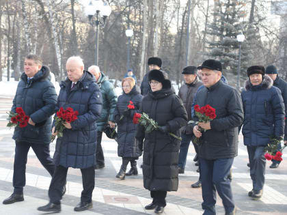В Уфе возложили цветы к памятнику Муртазы Рахимова