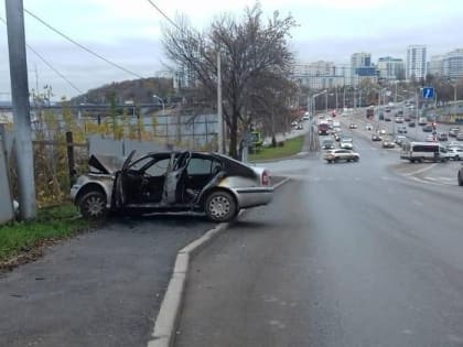 В Уфе Skoda Octavia врезалась в столб и загорелась: водителю потребовалась медпомощь