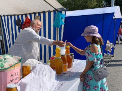 В Советском районе проходит медовая ярмарка