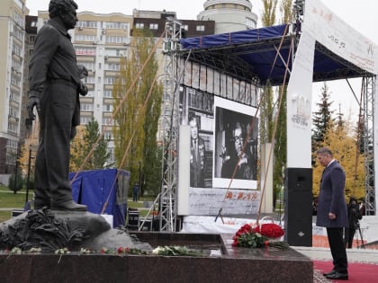 В Уфе возложили цветы к памятнику Мустаю Кариму