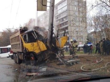 В Уфе КамАЗ снес электроопору и загорелся