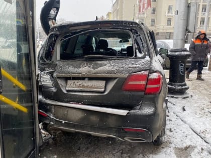 В центре Уфы столкнулись два Mercedes-Benz и пассажирский автобус