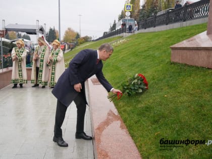 Радий Хабиров в День республики возложил цветы к памятникам Салавату Юлаеву и поэту Бабичу