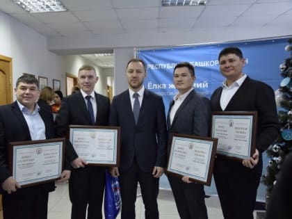 Поздравляем нашего кардиолога Рафаэля Кутдусова и водителя Рамиля Мухамадеева с награждением почетной грамотой Главы РБ за высокий профессионализм и заслуги в области здравоохранен