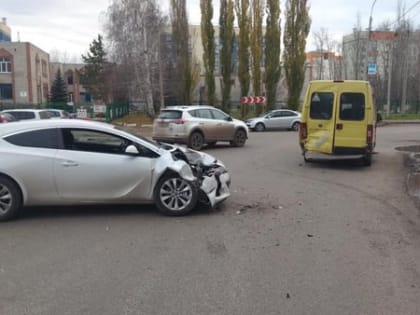 В Стерлитамаке иномарка протаранила маршрутку