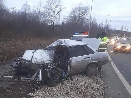 В Уфе ВАЗ врезался в автоцистерну: водитель погиб