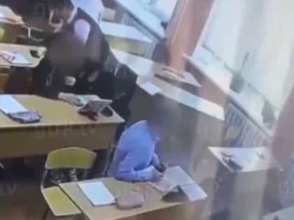 Школьники хватались за стулья: в Башкирии опубликовали видеокадры нападения с ножом школьницы
