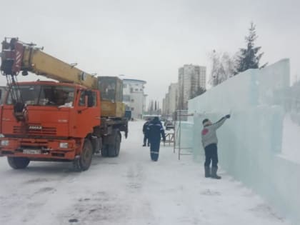 Вдыхая жизнь в холодные скульптуры: в Октябрьском районе возводят ледовые городки