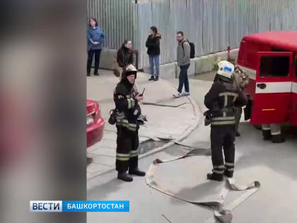 Появилось видео с места пожара на улице Коммунистической в Уфе, где эвакуировали 67 человек