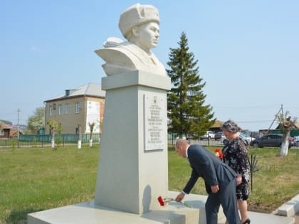 Рустам Ишмухаметов поздравил выпускников школ Учалинского района с последним звонком
