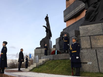 В День народного единства Глава Башкирии Радий Хабиров возложил цветы к Монументу Дружбы