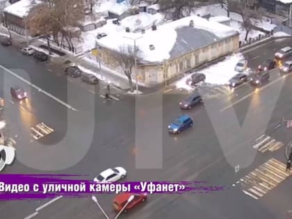 В центре Уфы прямо на проезжей части автомобиль накрыла снежная лавина - видео