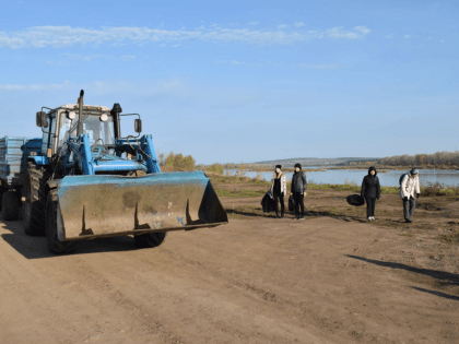 Сегодня утром экодесант убрал от мусора набережную реки Белая