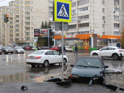 В центре Уфы во встречном ДТП с Kia отечественная легковушка врезалась в бордюр