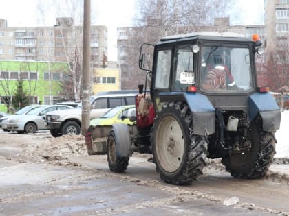 В Кировском районе Уфы ведется очистка дворовых территорий и крыш домов