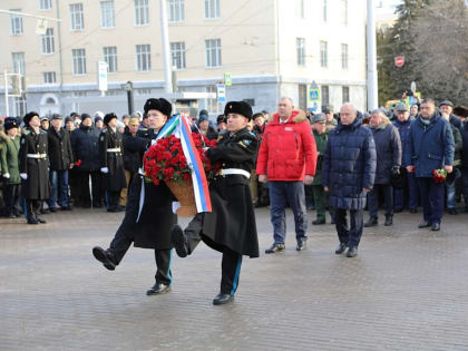 В Уфе возложили цветы к мемориалу «Скорбящая мать»