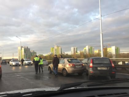 В Уфе на Демском шоссе из-за гололеда столкнулись 12 машин