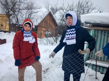 Молодогвардейцы Уфы оказали помощь семье военнослужащего в установке забора