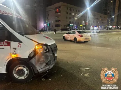 В Уфе произошла авария с машиной скорой помощи с экстренным пациентом внутри