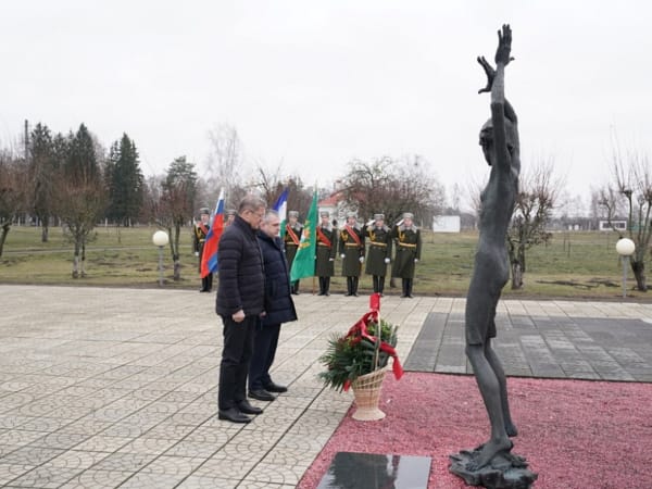 Радий Хабиров возложил цветы к мемориалу детям – жертвам Великой Отечественной войны