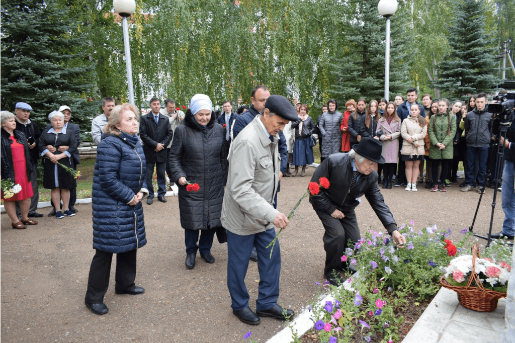 Памятник Назару Наджми Дюртюли.