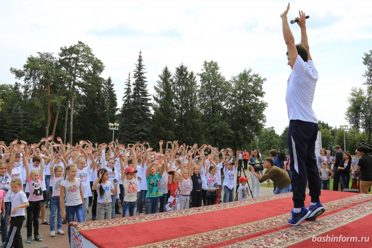 Уфа 2 июня. Зарядка в саду Миндовского. Зарядка в городе Перми.