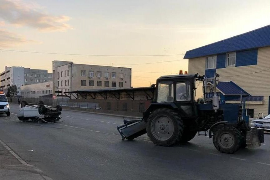 Авария с трактором уфа. Авария молодожены в трактор Уфа. Под Уфой иномарка влетела в трактор. В Леонове чувак врезался в трактор.