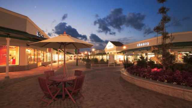 Ashikaga Flower Park & Sano Premium Outlets Day Tour from Tokyo