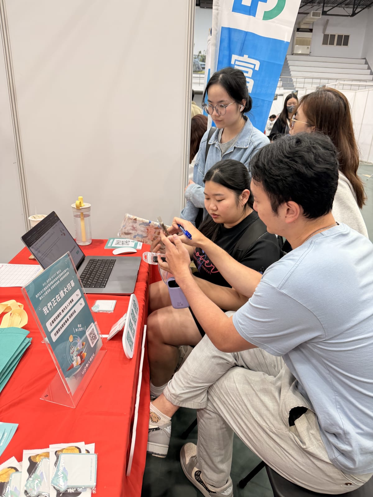 Wport 顧問在醒吾科大現場逐份檢視僑外生履歷並給出修改建議