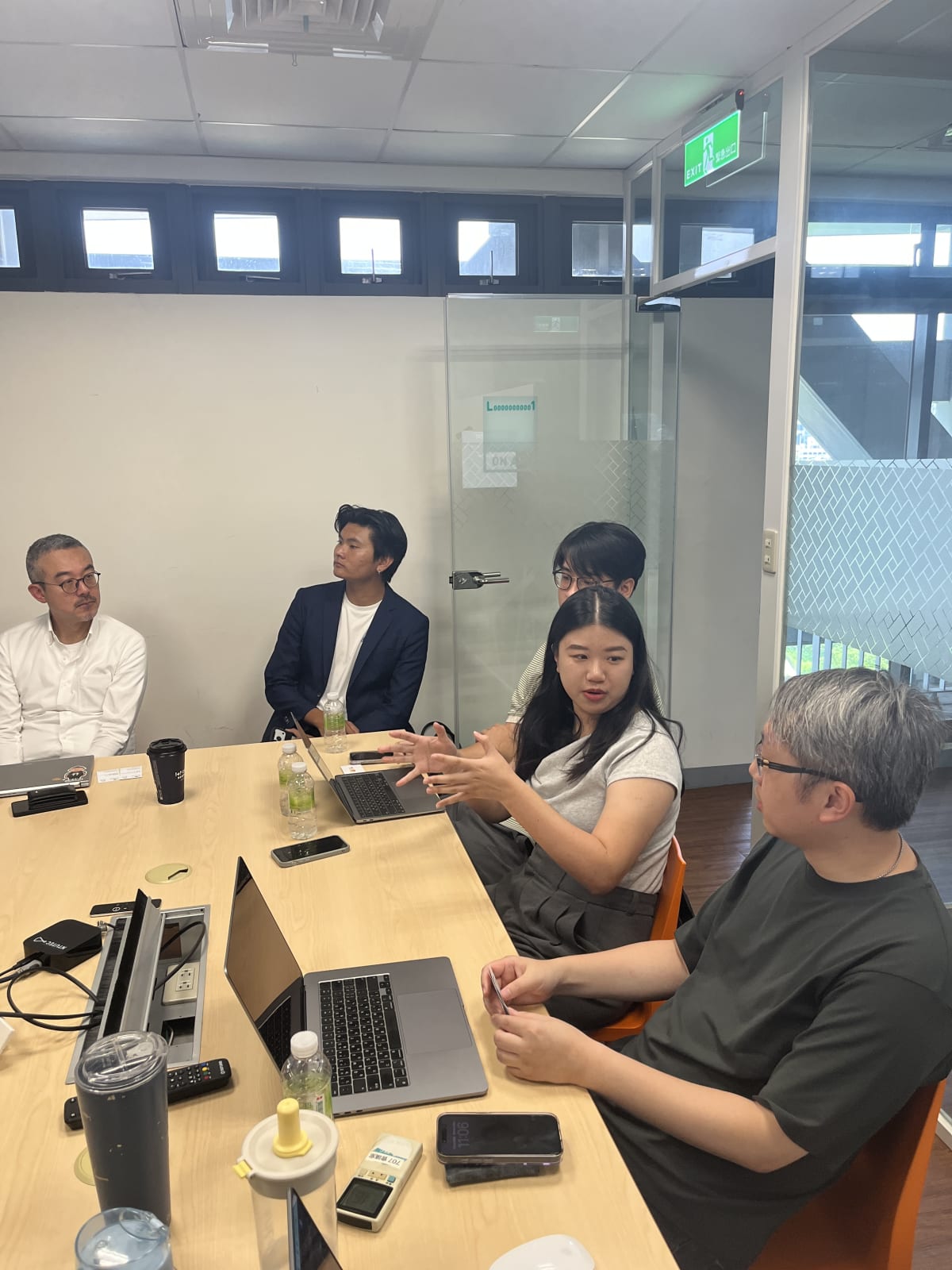 毛湯圓創辦人 Shon 在會議室說明寵物食品的出海布局