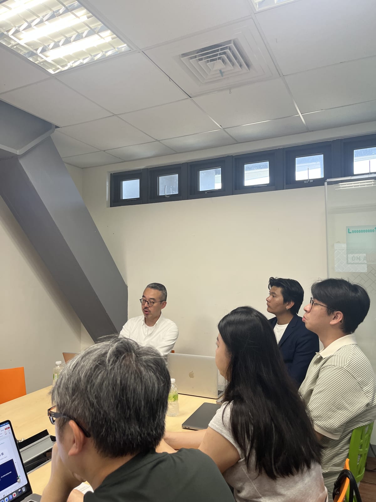 台大創創第五場,WPORT 團隊與三家新創在會議室一起聽 pitch