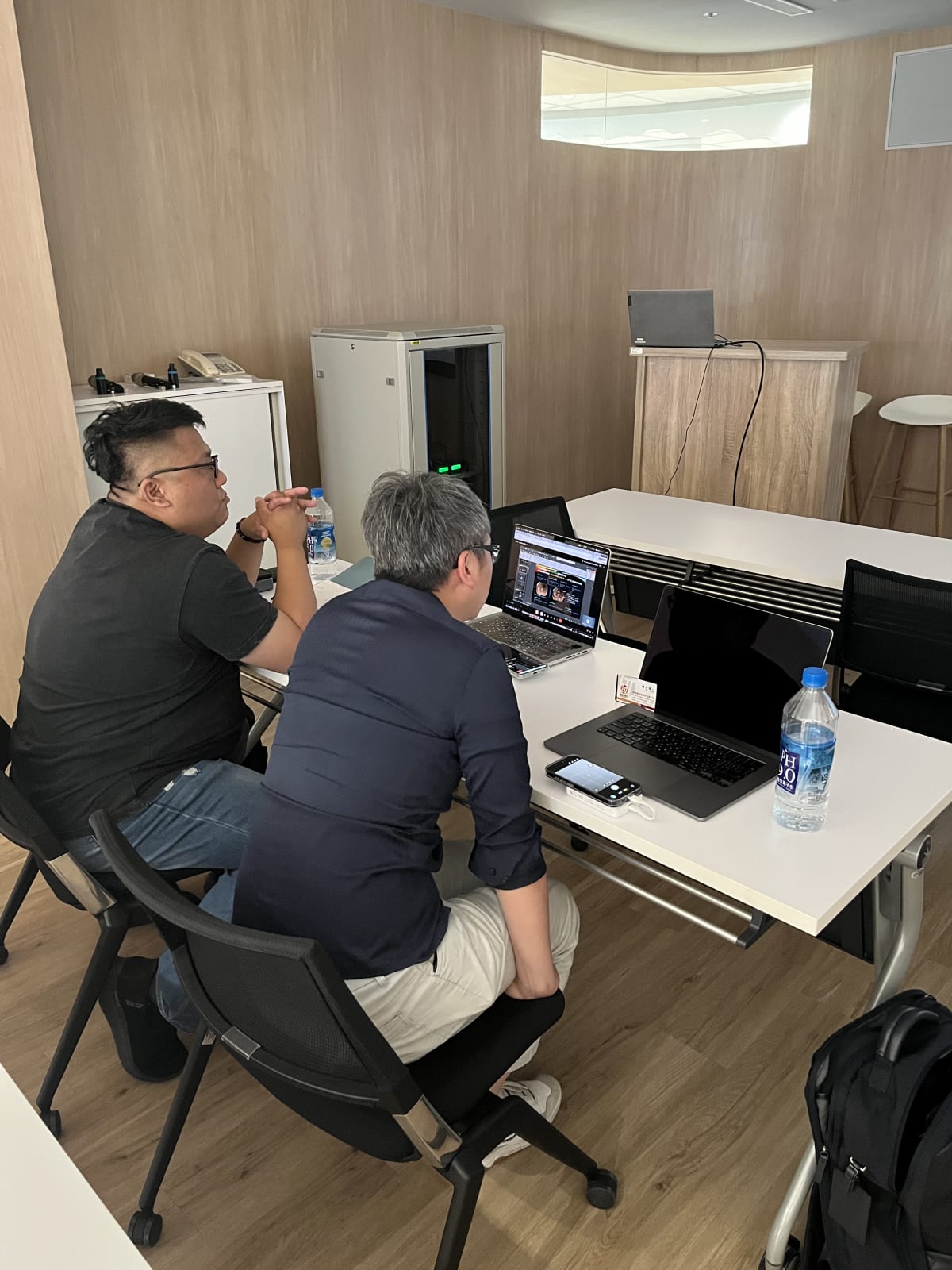 台大創創與 WPORT 團隊在桃園 A8 聽四家新創 pitch