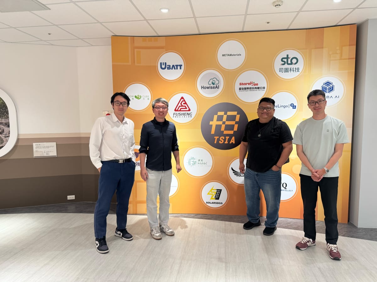 桃園 A8 看案結束後，台大創創與 WPORT 團隊在 A8 進駐企業牆前合影