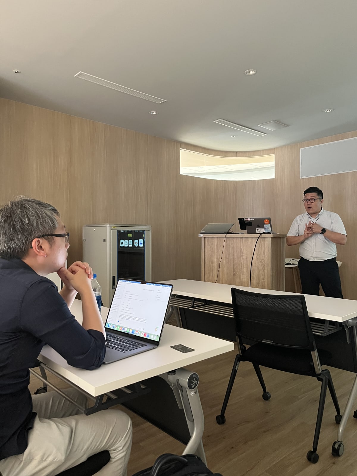 若美科技在 A8 現場向台大創創與 WPORT 團隊說明散熱材料