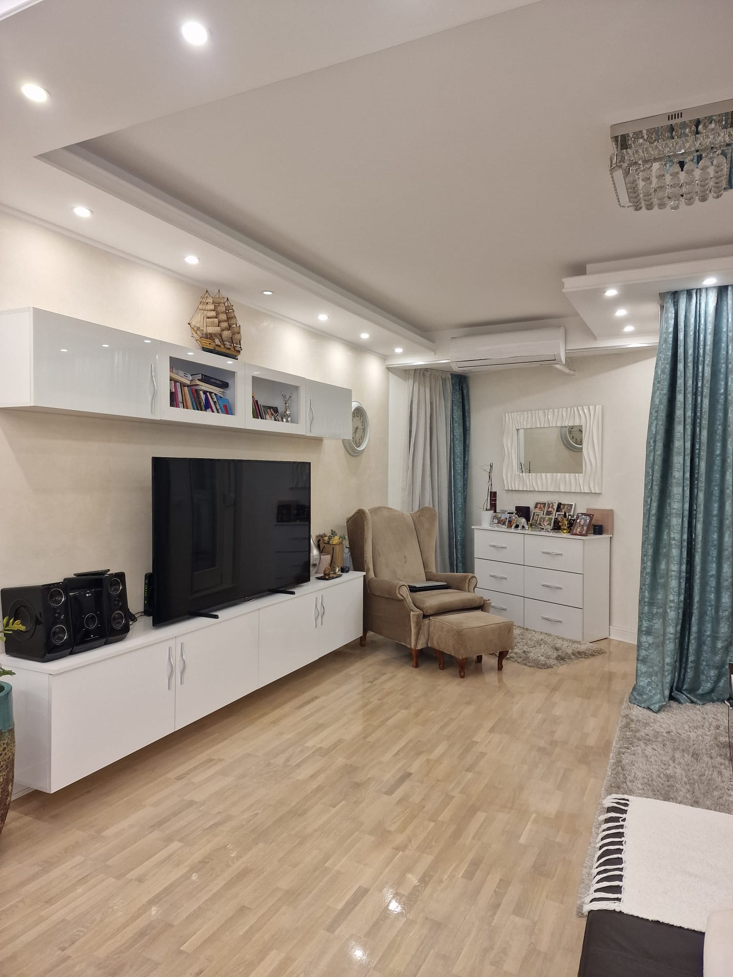 Prodajemo kopletno renoviran dvosoban stan, 73m, Blok 63 - slika 2