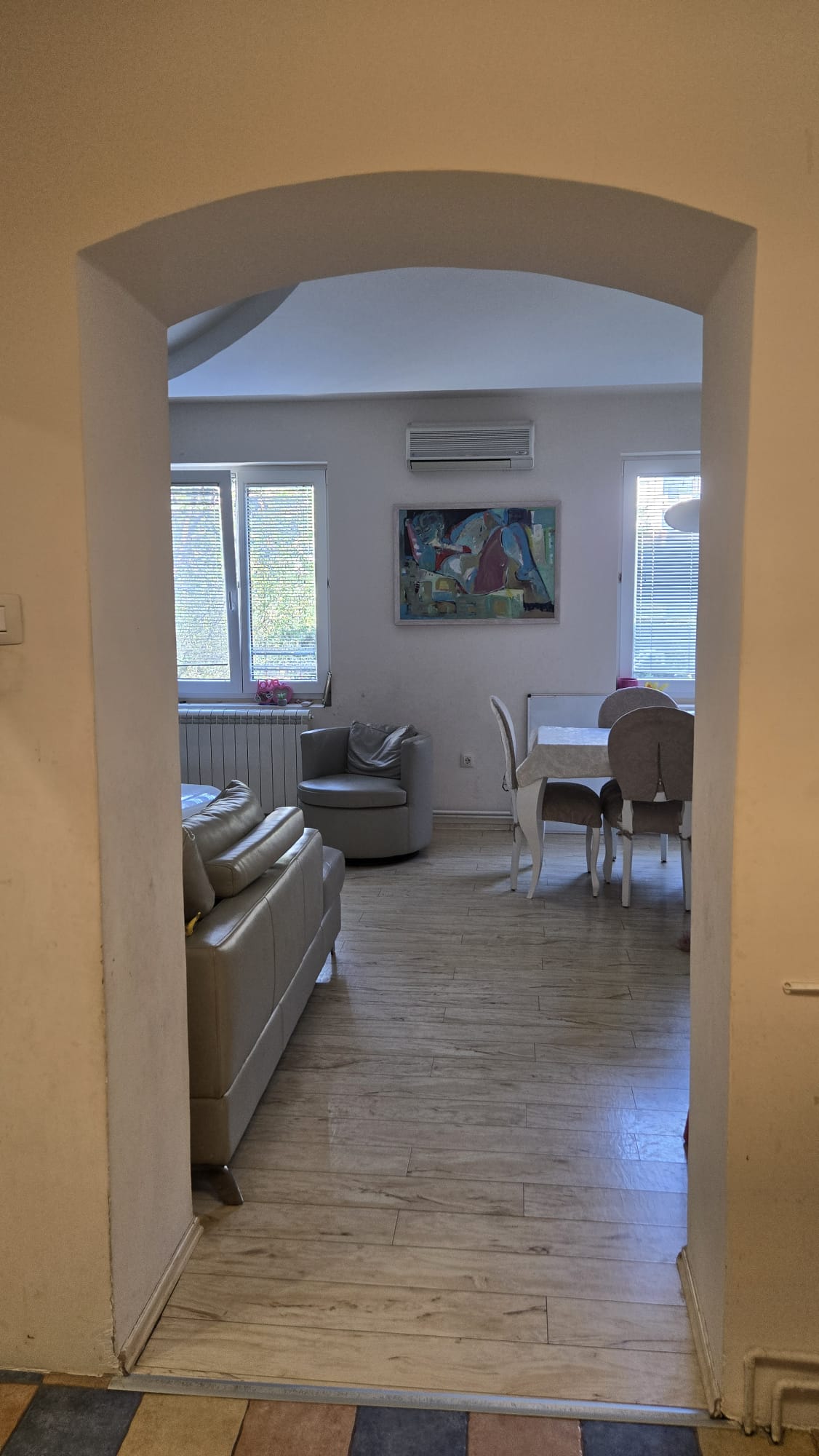 Trosoban luksuzan stan u Makenzijevoj ulici - slika 2