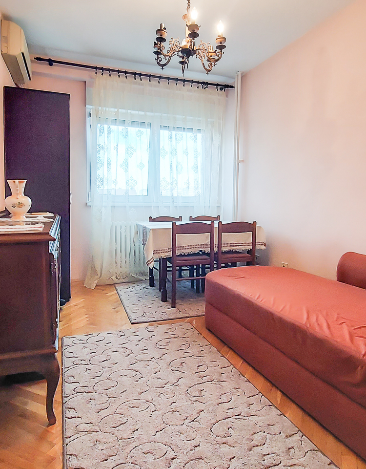 Dvosoban stan u centru grada - slika 1