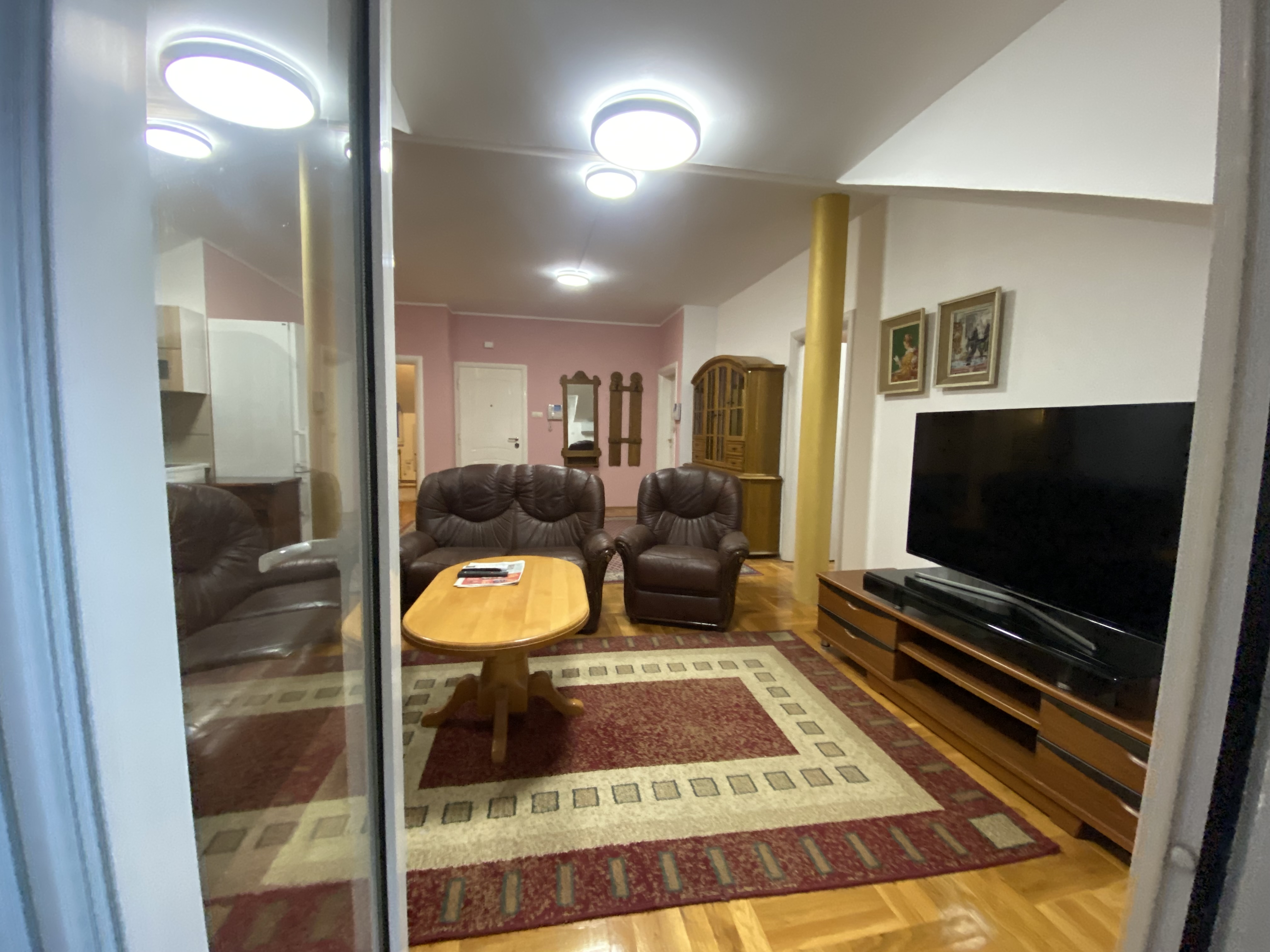 Cetvorosoban stan za izdavanje sa parking mestom - slika 1