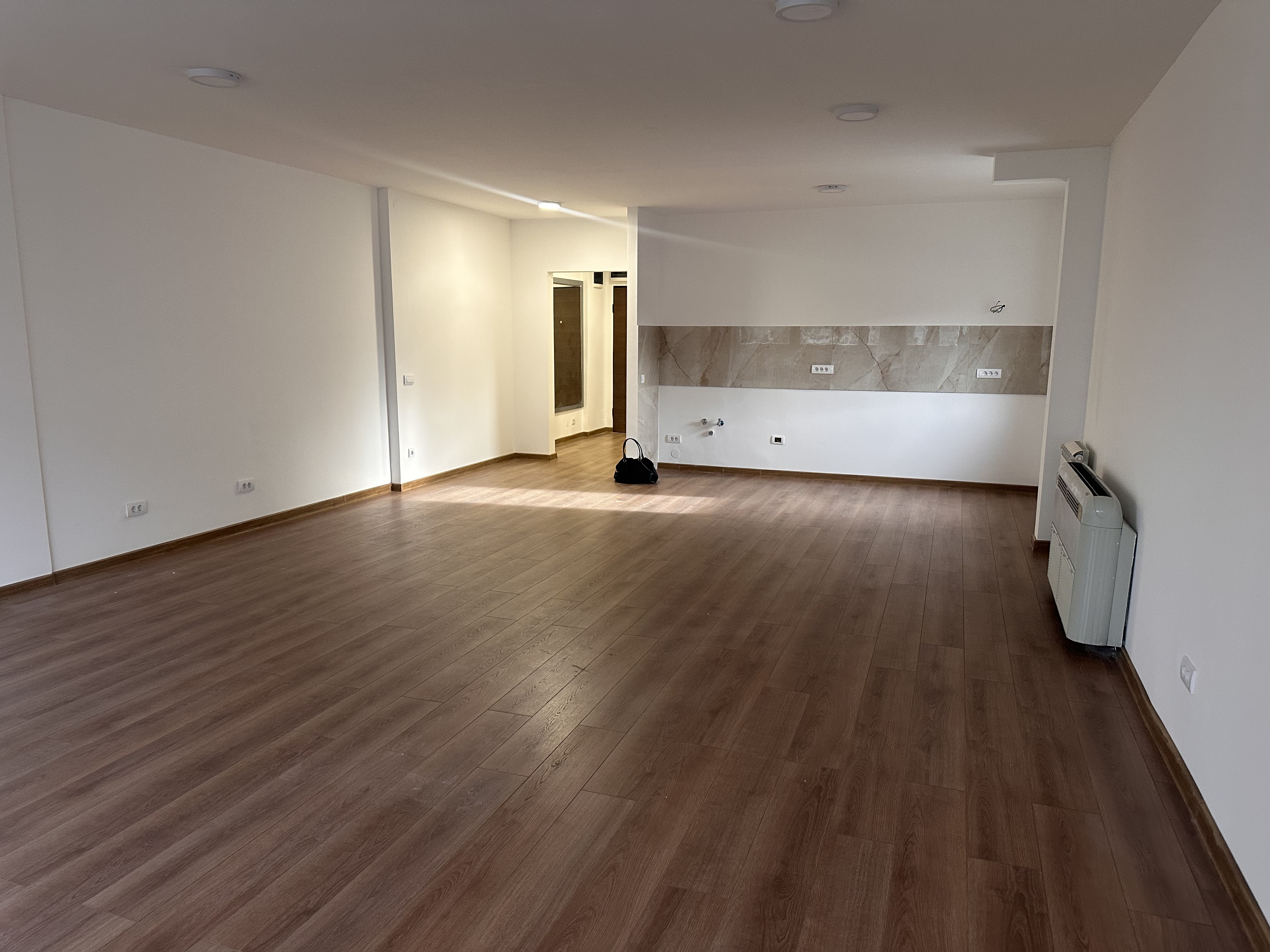 Snizena cena -Renoviran petosoban stan Blok 62 - slika 1