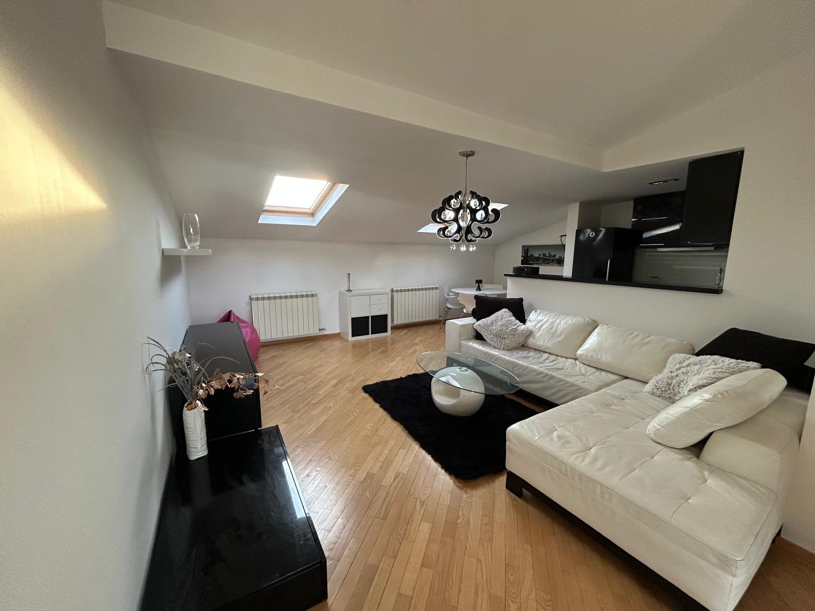 Trosoban stan sa prelepim pogledom  - slika 1