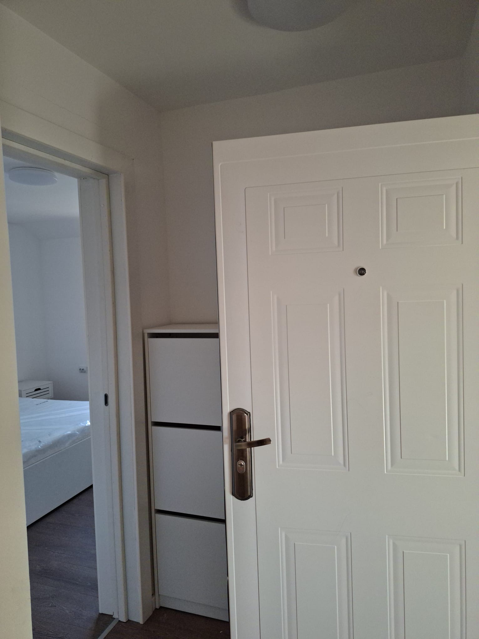 Izdavanje stana u kuci, potpuno opremljen useljiv odmah - slika 2