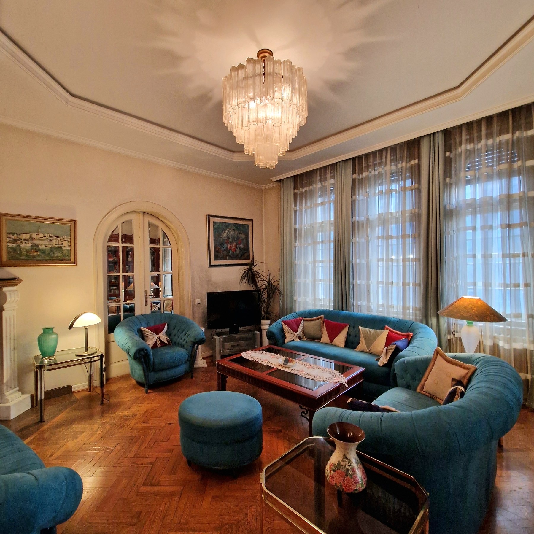 Raskosan salonac kod Saborne crkve - slika 1