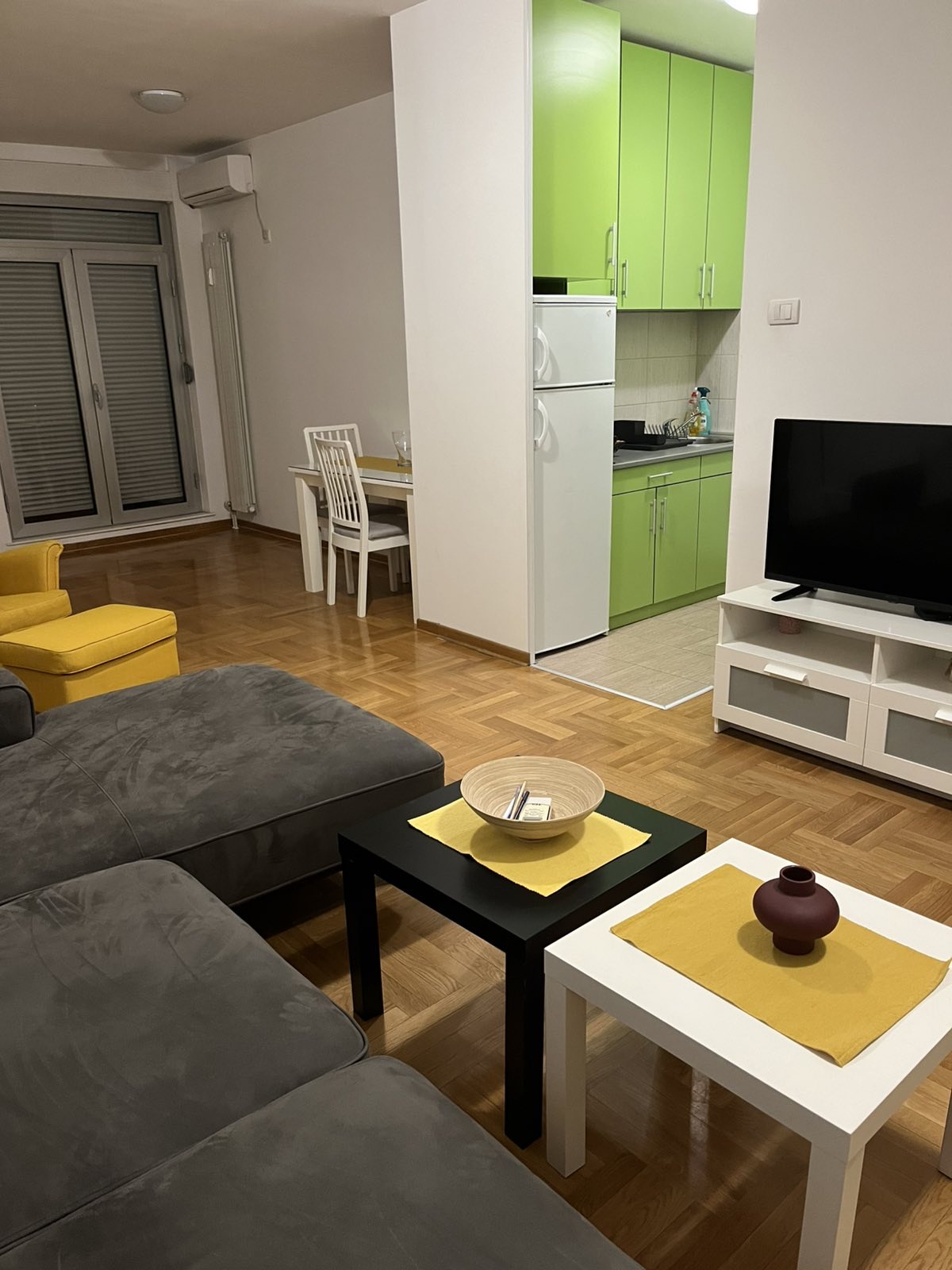 Izdavanje dvosobnog stana sa parking mestom na Zvezdari - slika 2