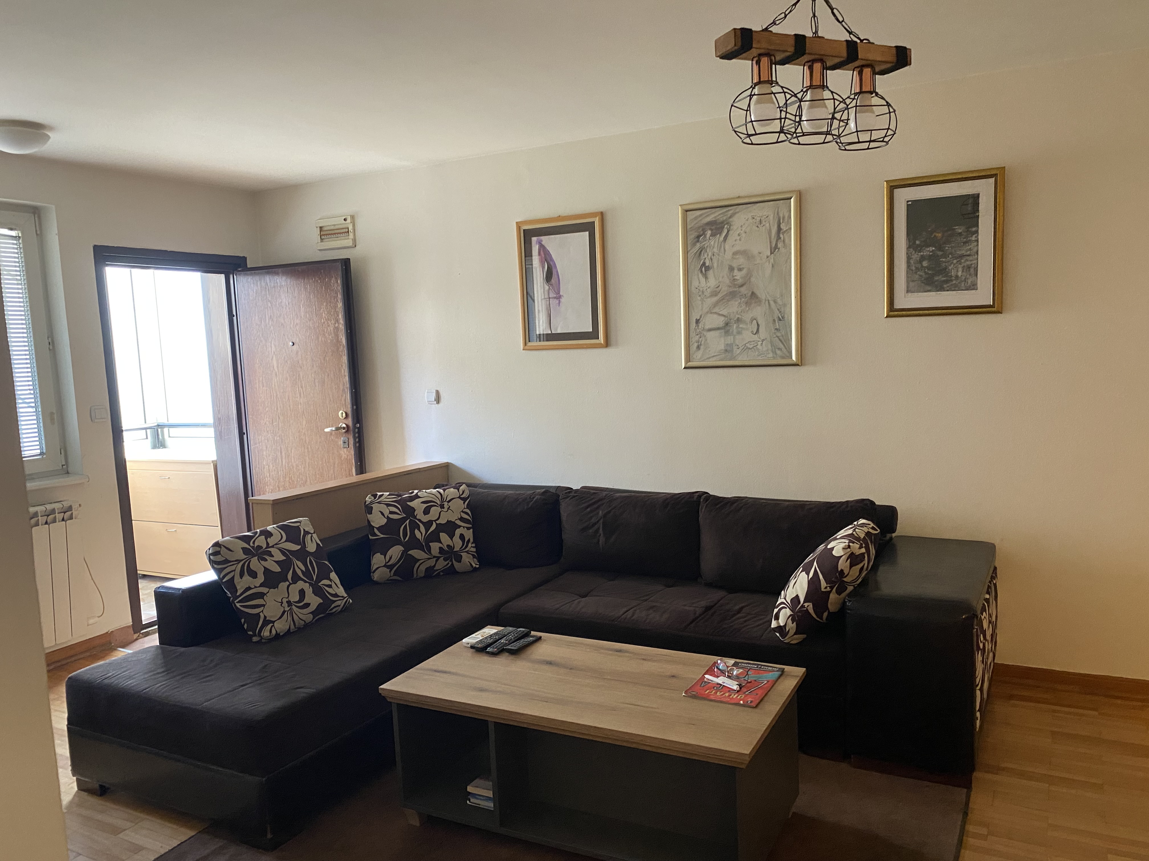 Izdavanje dvosobnog stana, opremljenog, u prizemlju sa dvoristem  - slika 1