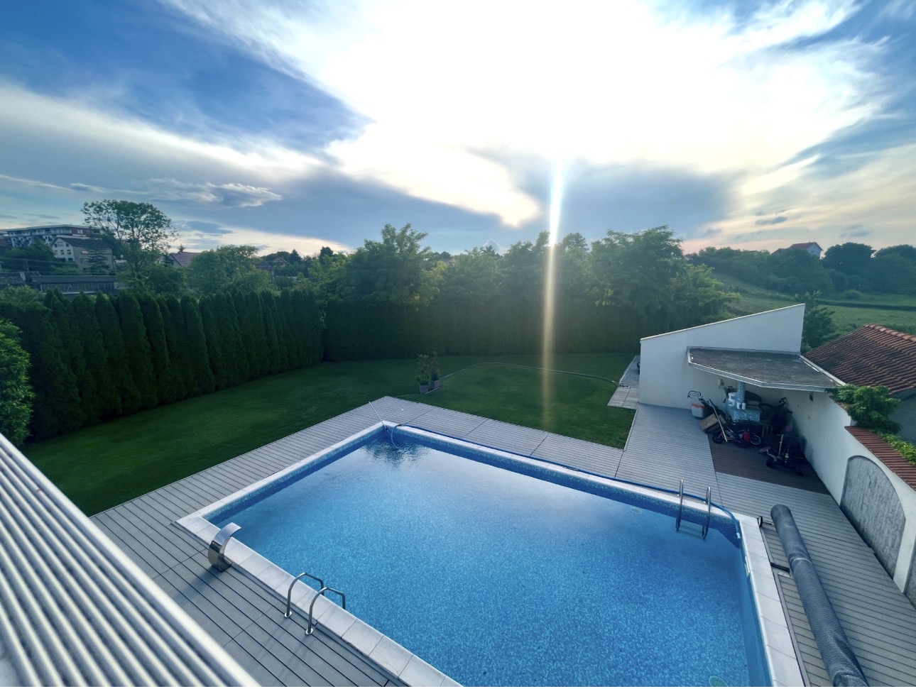 Luksuzna kuća sa bazenom- Stari Banovci na 200 m od Dunava – veliki plac, zona buduće marine - slika 1