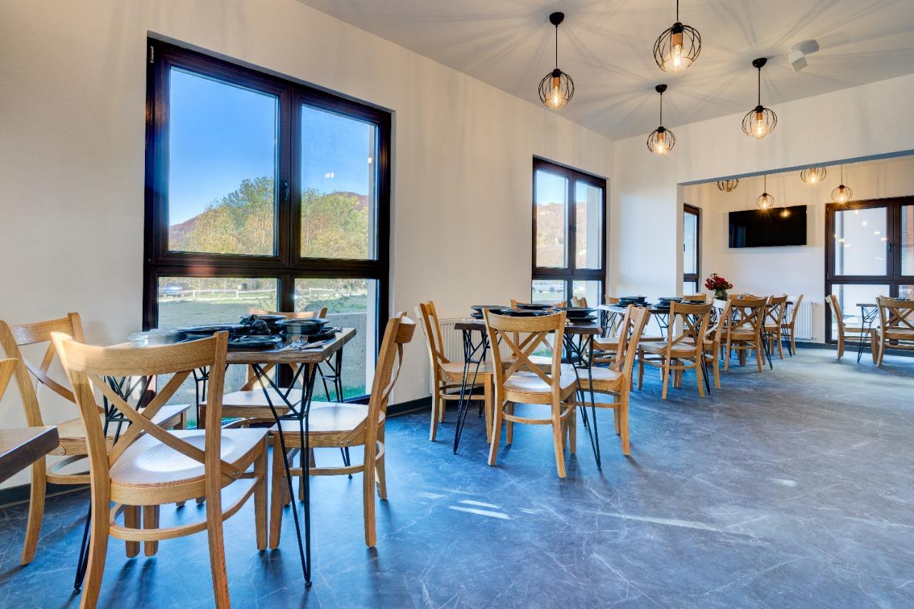 Hotel Breza restoran sa pogledom na planine
