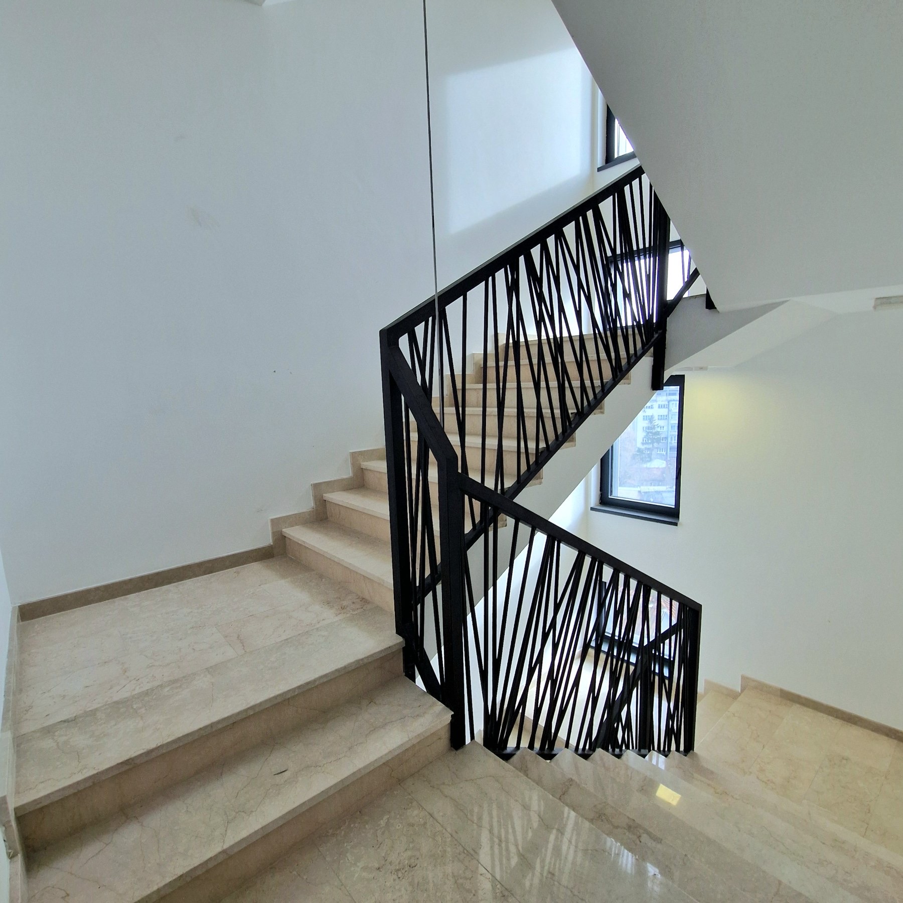 Mermerno stepenište sa modernom ogradom