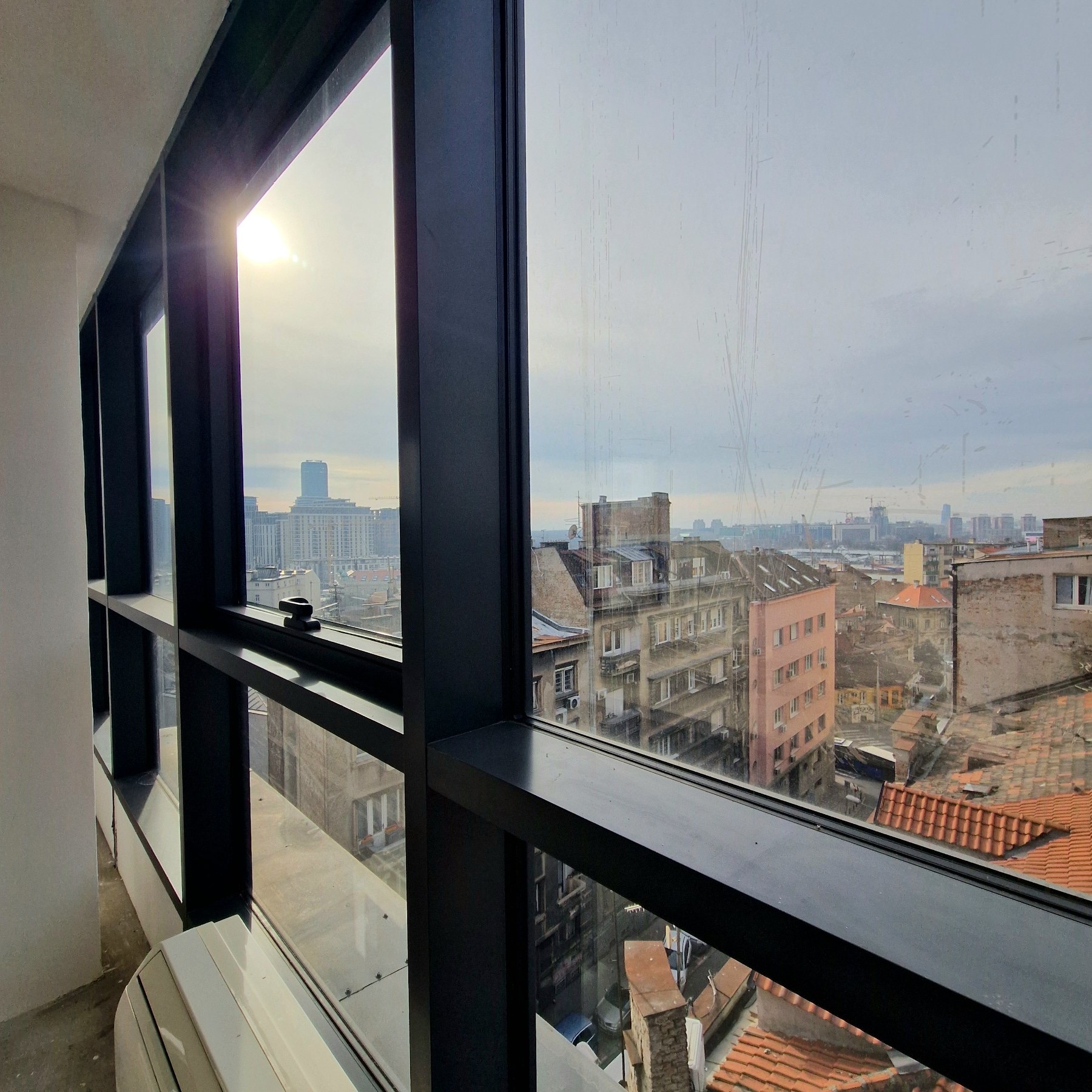 Pogled kroz staklenu fasadu na grad