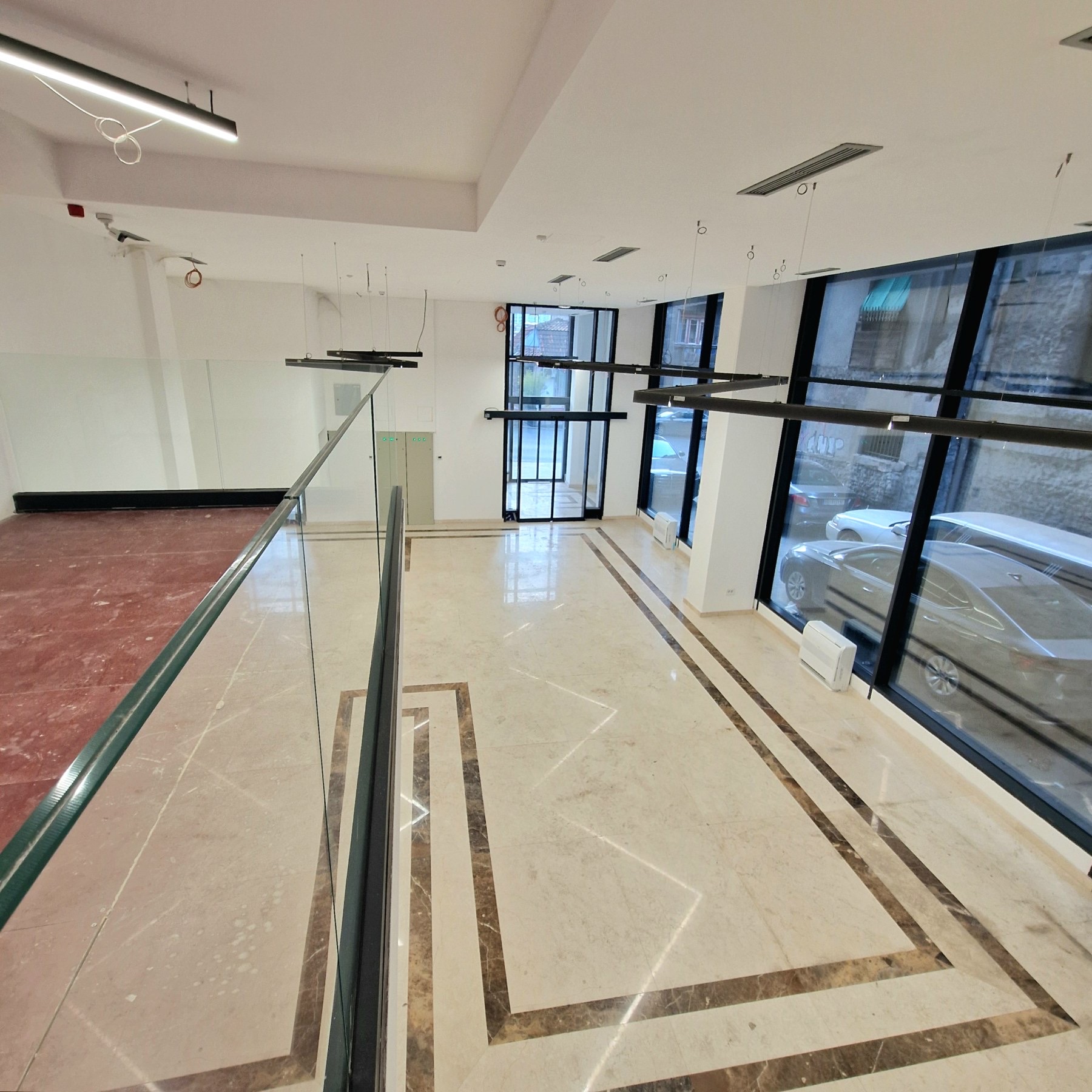 Prizemlje — galerija sa staklenom ogradom