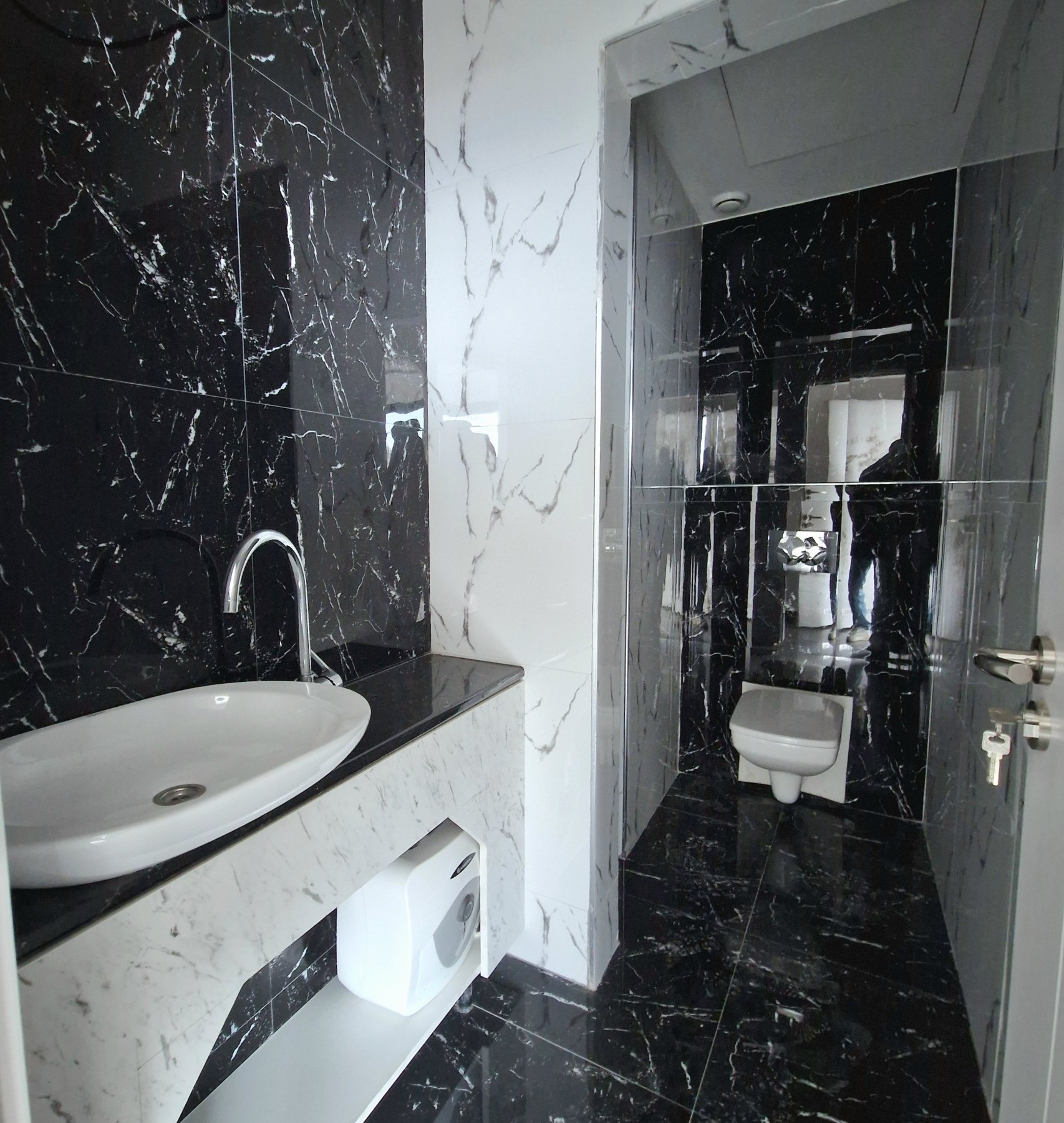 Kupatilo sa crnim i belim mermerom